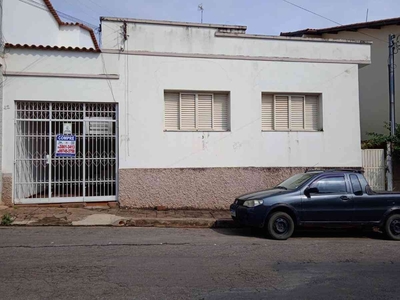 Casa com 3 quartos à venda no bairro Centro, 194m²