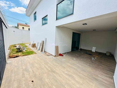 Casa com 3 quartos à venda no bairro Copacabana, 110m²