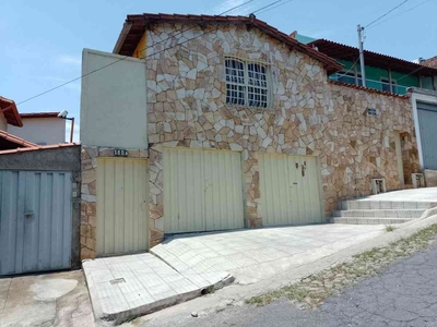 Casa com 3 quartos à venda no bairro Coqueiros, 360m²
