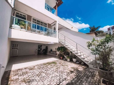Casa com 3 quartos à venda no bairro Dona Clara, 200m²