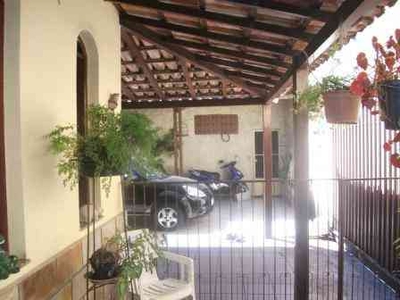 Casa com 3 quartos à venda no bairro Fernão Dias, 300m²