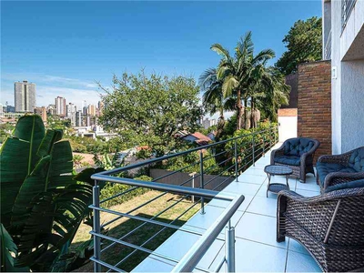 Casa com 3 quartos à venda no bairro Guarani, 274m²
