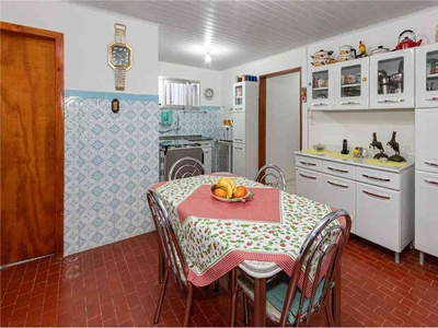 Casa com 3 quartos à venda no bairro Jardim Carvalho, 250m²