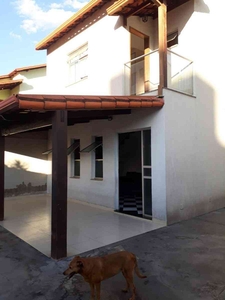 Casa com 3 quartos à venda no bairro Jardim Riacho das Pedras, 160m²