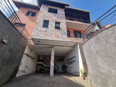 Casa com 3 quartos à venda no bairro Jardim Riacho das Pedras, 392m²