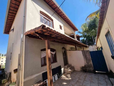 Casa com 3 quartos à venda no bairro Jardim Riacho das Pedras, 420m²