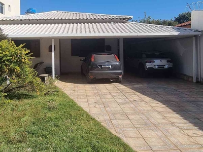 Casa com 3 quartos à venda no bairro Jardim Riacho das Pedras, 420m²