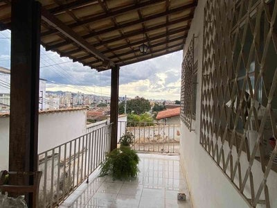 Casa com 3 quartos à venda no bairro Lagoinha, 130m²