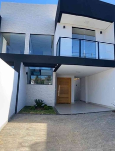 Casa com 3 quartos à venda no bairro Názia I, 180m²