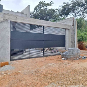 Casa com 3 quartos à venda no bairro Parque Xangri-lá, 100m²