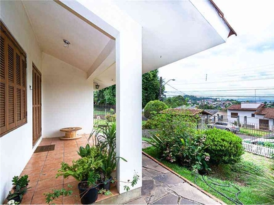 Casa com 3 quartos à venda no bairro Petrópolis, 141m²