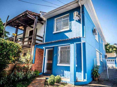 Casa com 3 quartos à venda no bairro Petrópolis, 200m²