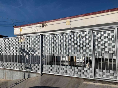 Casa com 3 quartos à venda no bairro Sagrada Família, 200m²