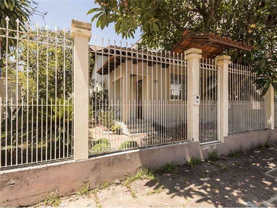 Casa com 3 quartos à venda no bairro Santa Maria Goretti, 151m²