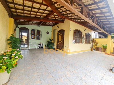 Casa com 3 quartos à venda no bairro Santa Mônica, 200m²