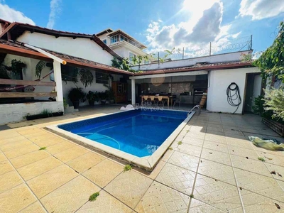 Casa com 3 quartos à venda no bairro Santa Mônica, 360m²