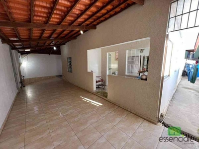 Casa com 3 quartos à venda no bairro Vila das Flores, 270m²