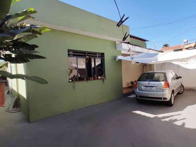 Casa com 3 quartos à venda no bairro Vila Pérola, 140m²