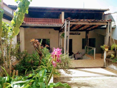 Casa com 3 quartos à venda no bairro Vila Pérola, 300m²