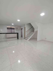 Casa com 3 quartos para alugar no bairro Manacás, 100m²