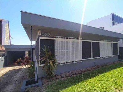 Casa com 3 quartos para alugar no bairro Rondônia, 225m²