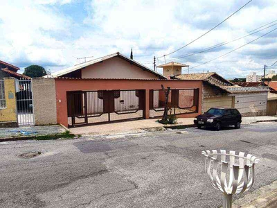 Casa com 4 quartos à venda no bairro Alvorada, 360m²