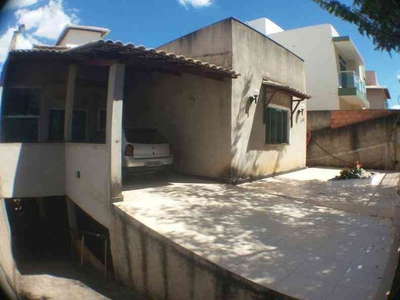 Casa com 4 quartos à venda no bairro Cabral, 310m²