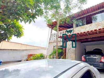Casa com 4 quartos à venda no bairro Cenáculo, 230m²