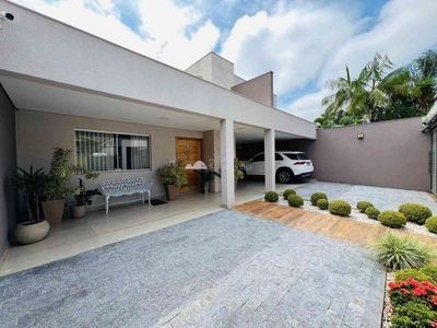 Casa com 4 quartos à venda no bairro Conjunto Minascaixa, 360m²