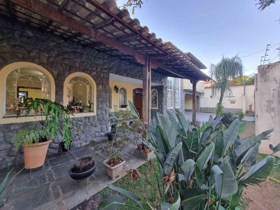 Casa com 4 quartos à venda no bairro Jardim Riacho das Pedras, 250m²