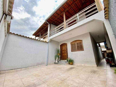 Casa com 4 quartos à venda no bairro Parque Xangri-lá, 180m²