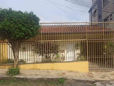 Casa com 4 quartos à venda no bairro Prado, 300m²