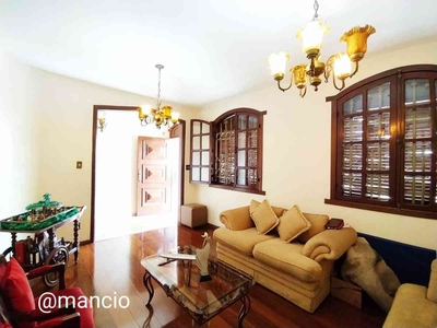 Casa com 4 quartos à venda no bairro Sagrada Família, 400m²