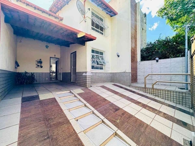 Casa com 4 quartos à venda no bairro Santa Amélia, 180m²