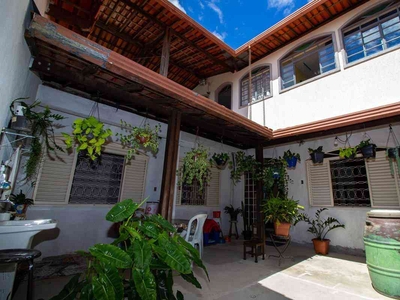 Casa com 4 quartos à venda no bairro Santa Efigênia, 300m²