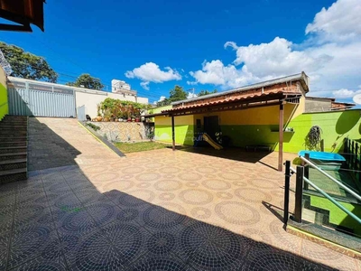 Casa com 4 quartos à venda no bairro Santa Mônica, 360m²