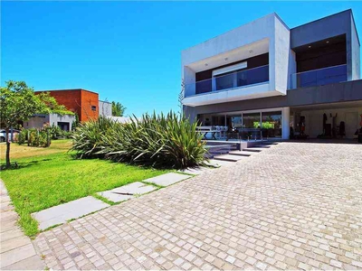 Casa com 4 quartos à venda no bairro Vila Nova, 341m²