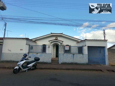 Casa com 4 quartos à venda no bairro Vila Paiva, 325m²