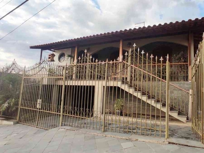 Casa com 4 quartos à venda no bairro Vila Santa Luzia, 180m²