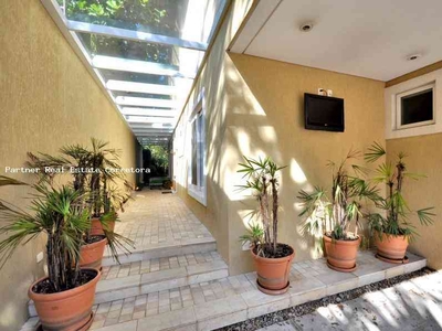 Casa com 4 quartos para alugar no bairro Alto de Pinheiros, 297m²