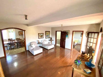 Casa com 5 quartos à venda no bairro Alto Caiçaras, 300m²
