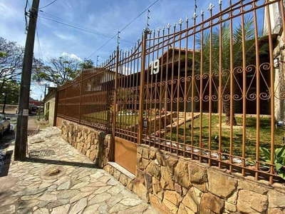 Casa com 5 quartos à venda no bairro Jardim Riacho das Pedras, 360m²