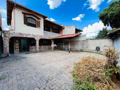 Casa com 5 quartos à venda no bairro Santa Amélia, 210m²