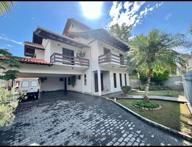 Casa no Bairro Velha em Blumenau com 3 Dormitórios (1 suíte) e 370 m²