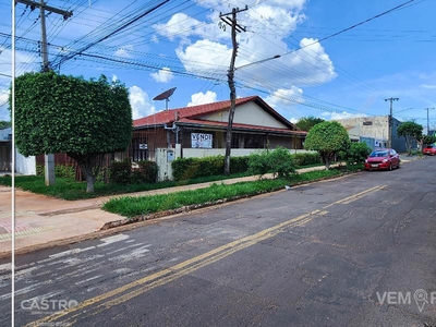 Casa Térrea com 4 Quartos à Venda por R$ 450.000