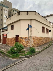 Casa com 3 quartos para alugar no bairro Prado, 180m²