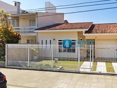 Casa 4 dormitórios e 4 vagas a 50 metros da av. Madre Benvenuta, no Santa Mônica, Florianó