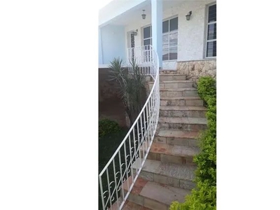 Casa para alugar em Jardim Santa Rosália de 280.00m² com 8 Quartos e 4 Garagens