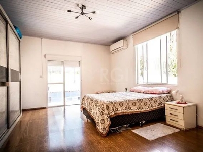Casa para Venda - 200m², 3 dormitórios, 2 vagas - Petrópolis