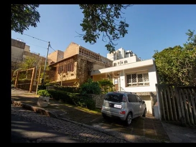 Casa para Venda - 350m², 3 dormitórios, sendo 1 suites, 2 vagas - Petrópolis